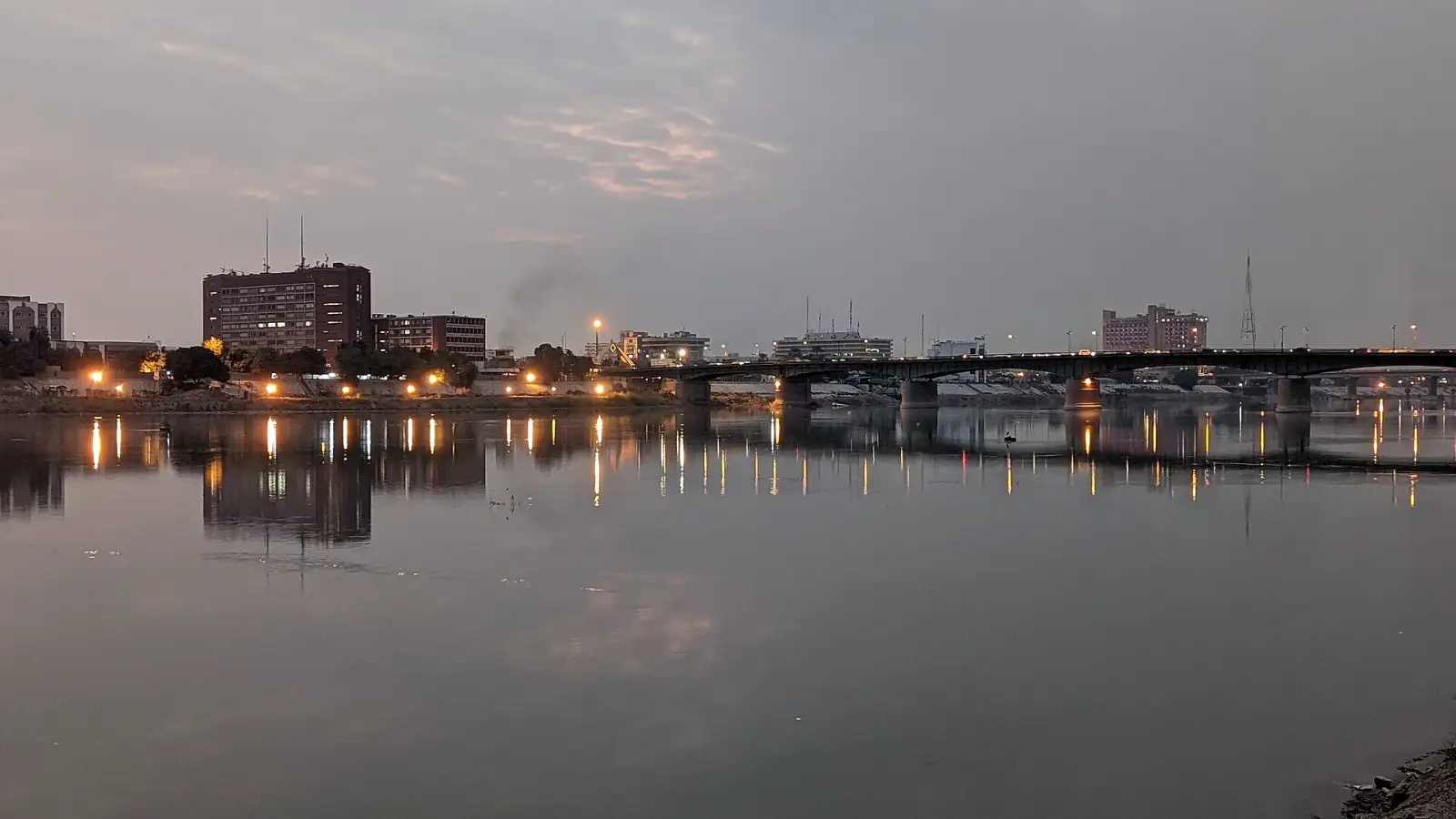 دجلة في بغداد عند الغروب وأضواء المدينة على الضفة
